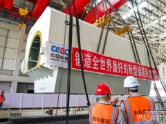 中國能建甘肅酒泉300MW壓縮空氣儲能電站示范工程發(fā)電機(jī)定子順利吊裝就位