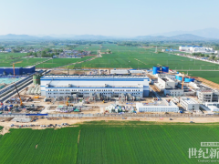“能儲一號”山東泰安350兆瓦壓縮空氣儲能創(chuàng)新示范項目高中壓缸吊裝就位