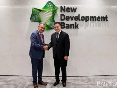 程晨光在金磚銀行總部與巴西總統(tǒng)府首席部長(zhǎng)科斯塔舉行座談